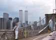 Ben auf der Brooklyn Bridge; im Hintergrund die World Trade Center 1 und 2 (Juli 2000)